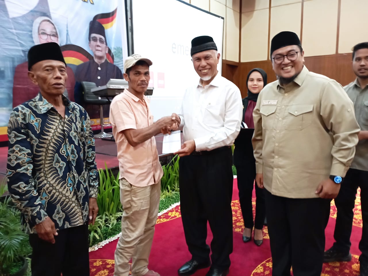 Gubernur Sumbar Mahyeldi Ansyarullah foto bersama Owner Emersia, Wakil Bupati dan korban bencana yang menerima bantuan. 